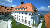 Aussenansicht Seeresidenz mit Blick auf den Innenhof und See